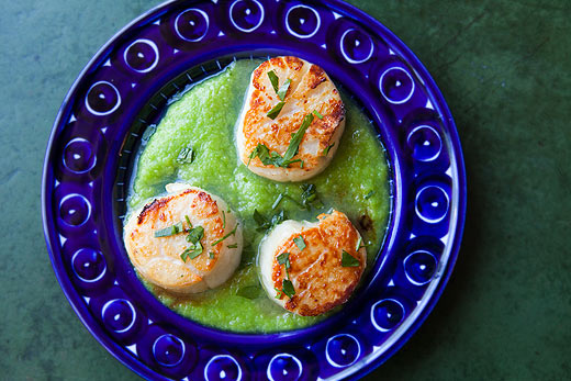 Морские гребешки с соусом из спаржи