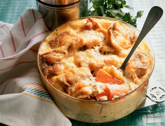 Картофельное пюре, запеченное с сыром, луком и помидорами