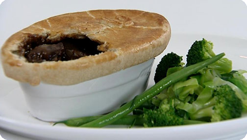 Пирог с тушеным мясом в форме