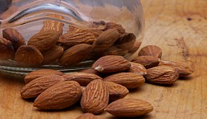 Миндаль с корицей в глазури