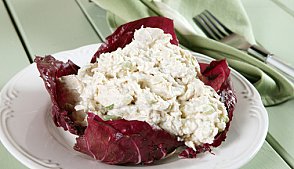 Салат из курицы, орехов и клюквы