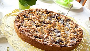 Сливовый пирог с миндалем