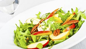 Яблочный салат с грецкими орехами и рукколой