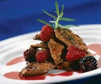 Утиное филе под соусом из летних ягод