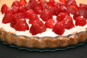 Миндальный пирог с клубникой на 14 февраля