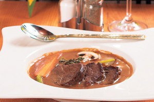 Медальоны из телятины в сливочном соусе на 8 марта