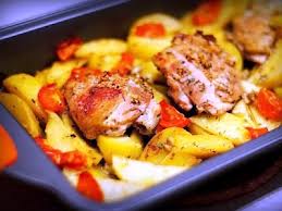 Куриные бедрышки с овощами в духовке