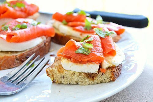 Праздничные бутерброды с лососем