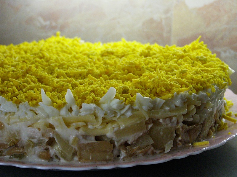 Салат из курицы с ананасами слоями