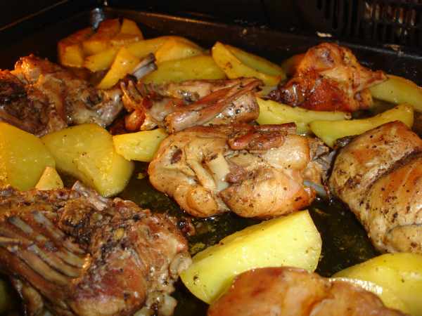 Кролик, запеченный с картофелем в духовке