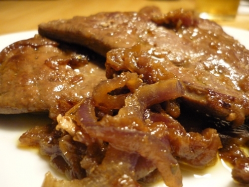 Свиная печень с луком и чесноком