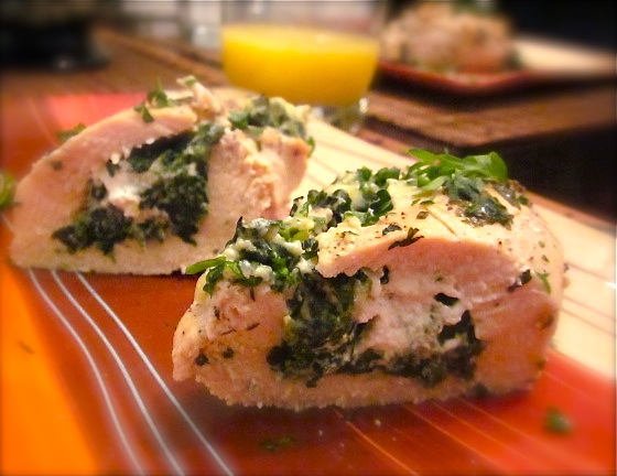 Цыпленок в беконе, фаршированный шпинатом и сыром