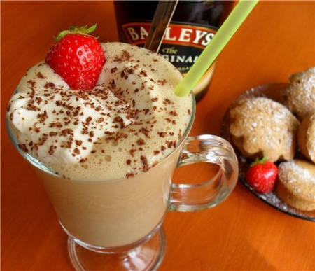 Кофейный коктейль с ананасовым соком и молоком