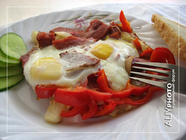 Блинчики с колбасой, луком и перцем