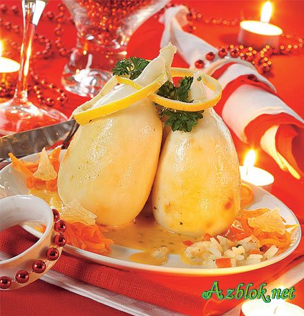 Кальмары, фаршированные овощами под сливочным соусом