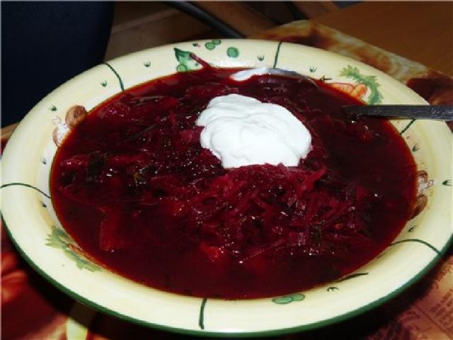 Бульон мясной со свеклой