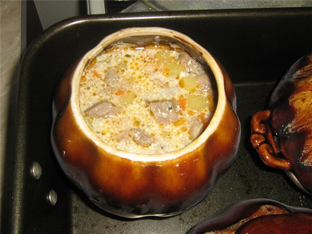 Бульон с овощами и цыпленком в горш