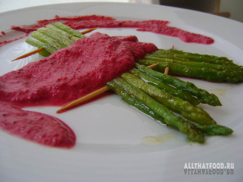 Бульон со спаржей и кнелями