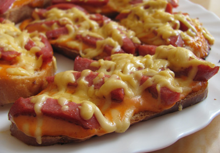 Горячие бутерброды с колбасой и яблоками