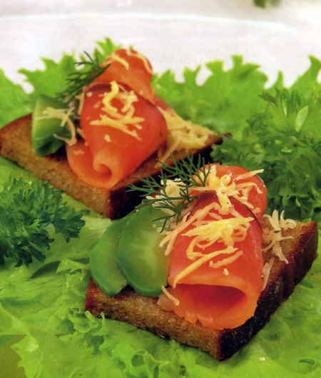 Тосты с семгой и авокадо