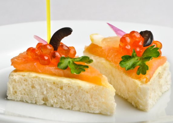 Ломтики батона с семгой и икрой
