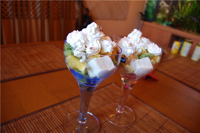 Фруктовый десерт с мороженым и шоколадом