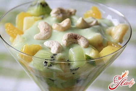 Свежий фруктовый салат с апельсином и бананом