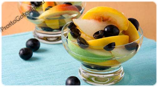 Салат фруктовый с сухим вином