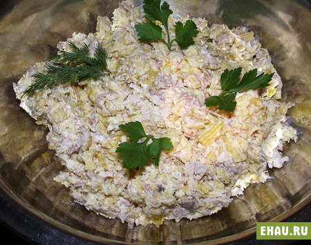 Салат из тропических фруктов с ананасовыми чипсами