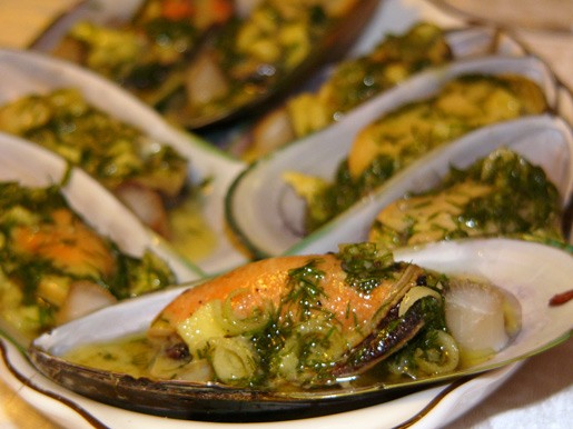 Мидии, запечённые с чесночным маслом и пряностями