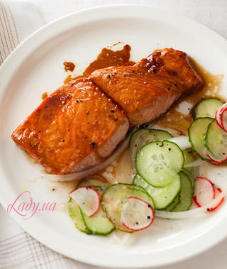 Лосось с салатом