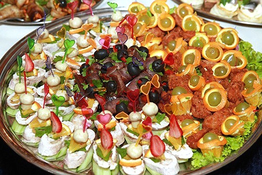 Канапе с икрой и каперсами