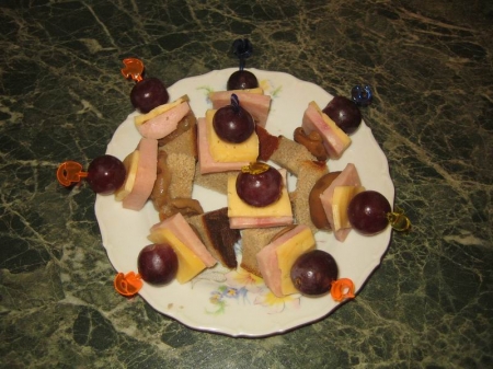 Канапе из колбасы и сыра