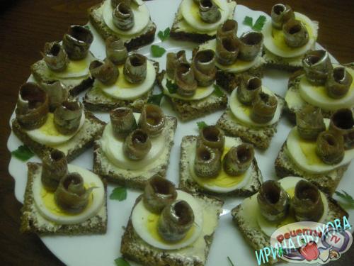 Канапе с килькой и яйцом