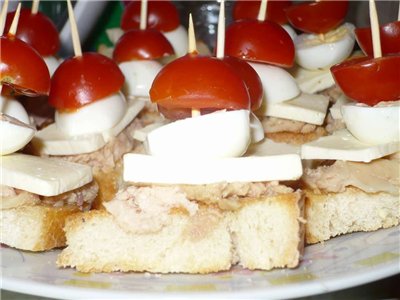 Канапе с печенью трески и оливками