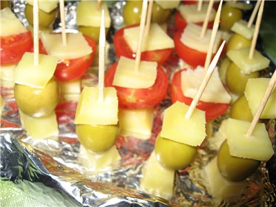 Канапе с сыром и помидорами