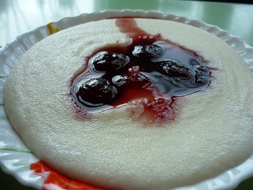 Манная каша с клюквенным соусом