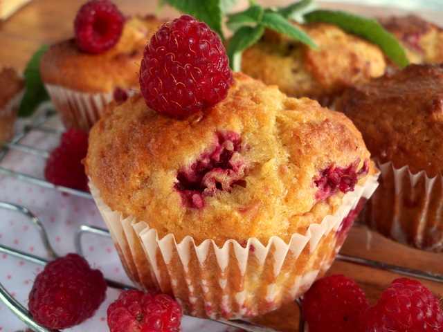 Кокосовые маффины с малиной