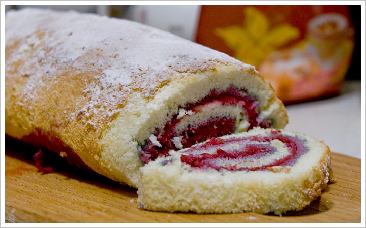Рулет бисквитный с повидлом