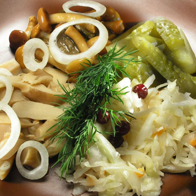 Рыжики с листьями хрена