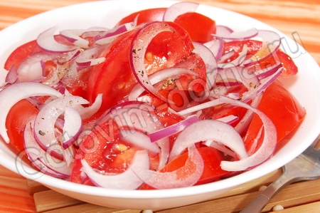 Салат из помидоров с луком