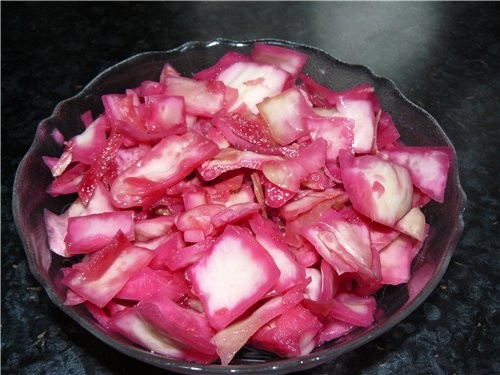 Капуста в свекольном соке со сливами