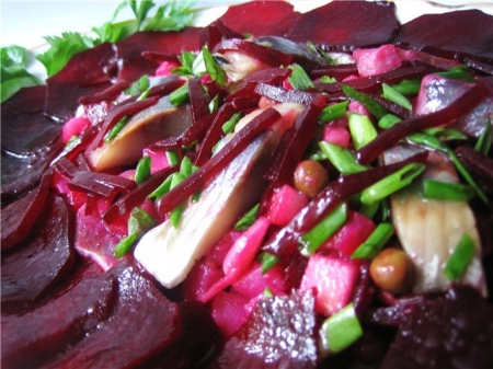 Маринованная свекла с черной смородиной