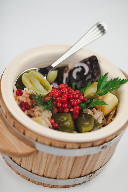 Моченые яблоки с брусникой