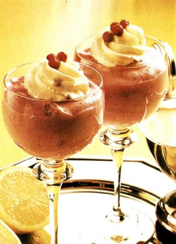 Брусничный крем со взбитыми сливками