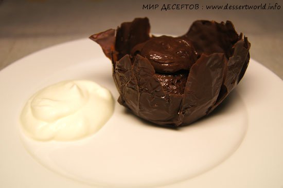 Крем в шоколадных чашечках