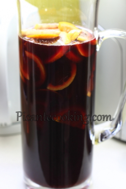 Сангрия с красным вином и фруктами