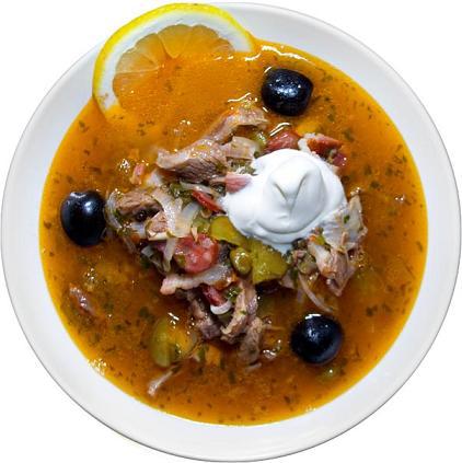 Солянка домашняя с рыбой и кальмарами