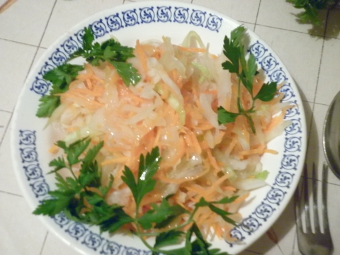 Салат из квашеной капусты с апельсином