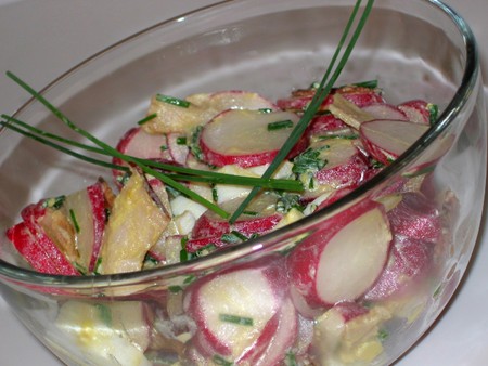 Салат из редиса с капустой и клюквой